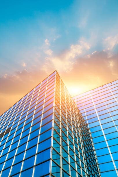 Edificio moderno al atardecer